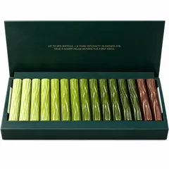 Scatola aperta di 7 Shades of Matcha Chocolate con stick di cioccolato al matcha dal verde chiaro al verde scuro e due stick all’hojicha